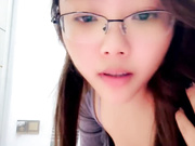 人妻少妇小月月老公不在家跟狼友发骚，全程露脸淫声荡语互动撩骚，跳蛋塞逼里揉着骚奶子浪叫呻吟精彩别错过