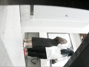 坑神潜入写字间公共女厕，独占一个坑位，连续偷拍多位，气质OL办公小姐姐方便