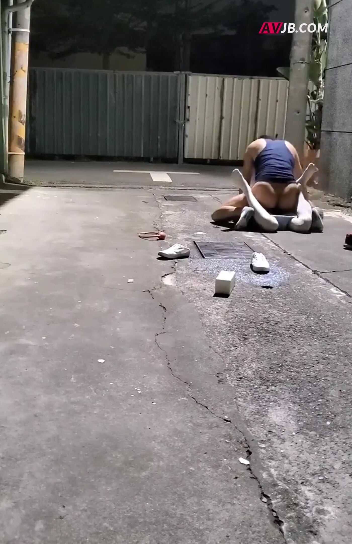 00後JK妹子醉倒在小巷子內，被路過的小哥摁在地上撩開裙子就是一頓猛操，還瘋狂口爆，簡直爽翻了！