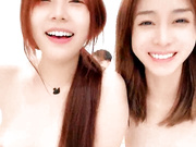 风情姐妹花还有一个小哥哥，全程露脸黑丝诱惑，撩骚互动听指挥，口交大鸡巴激情上位让小哥抱着草，精彩刺激