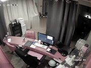 黑客破解网络摄像头偷拍❤️貌似小宾馆值班监控室值班人员在里面泡妞做爱