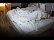 六月新品酒店摄像头偷拍 妹子为了礼物身着白裙到酒店和情人约会喝点啤酒助兴 六九互舔趴着后入