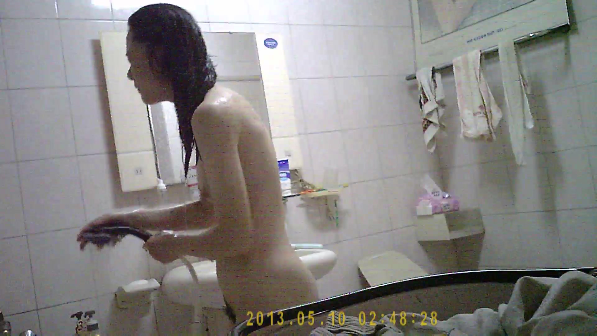 咸湿房东低价出租，真实偷拍合租姐妹日常洗澡，肤白美乳阴毛性感