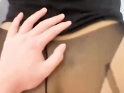 人妻的老公出差，她一个人在家看娃，我偷偷来她家，背着她儿子狂操她