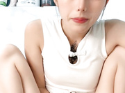 有气质的小女人全程露脸激情大秀，双手拿着道具抽插骚穴，浪叫呻吟表情好骚，炮击抽插揉着奶子浪叫精彩刺激