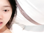 初恋型诱惑！清纯小可爱『欲欲』被大哥约炮啪啪，擒住双腿肥嫩肉鲍被塞入肉棒 各种姿势抽插打桩爽翻了