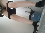 大神不知用什么打掩护，脸穴同框，女厕现场实拍美女姐姐蹲大号，边拉边打电话