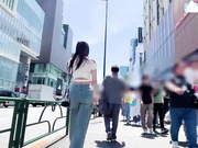 太惨烈了！丰满超甜美小姐姐 逛个街就被强奸迷奸！两个猛男轮流上，半睡半醒，很敏感，太猛 浑身抽搐痉挛