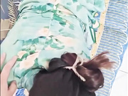 骚妈夹着儿子的精液去和为了公婆吃饭，丁字裤都挡不住了，被公公发现了