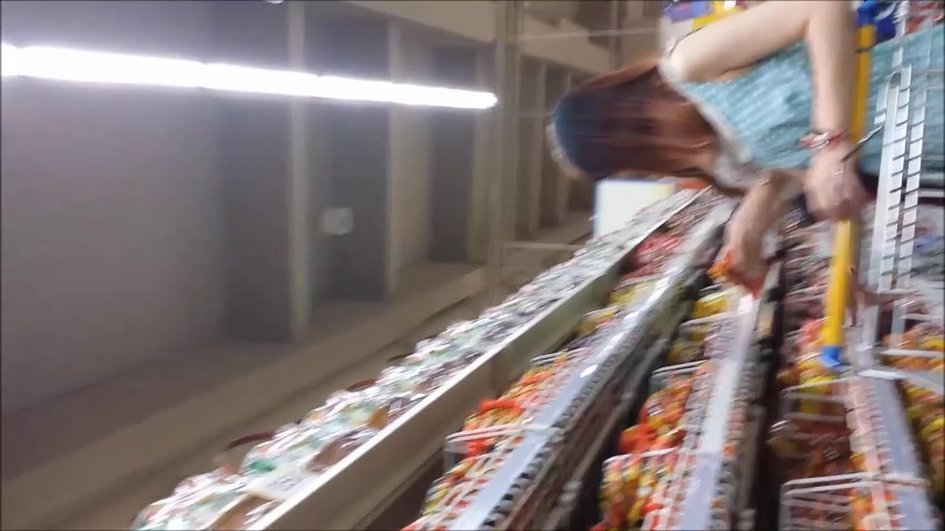 偷拍超市购物四个可人美女 性感内内让人心痒