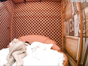 主题酒店偷拍-逼毛旺盛的长发美女不到3个小时就被情人操了2次,男的真会玩,鸡巴要多长才能干到她!