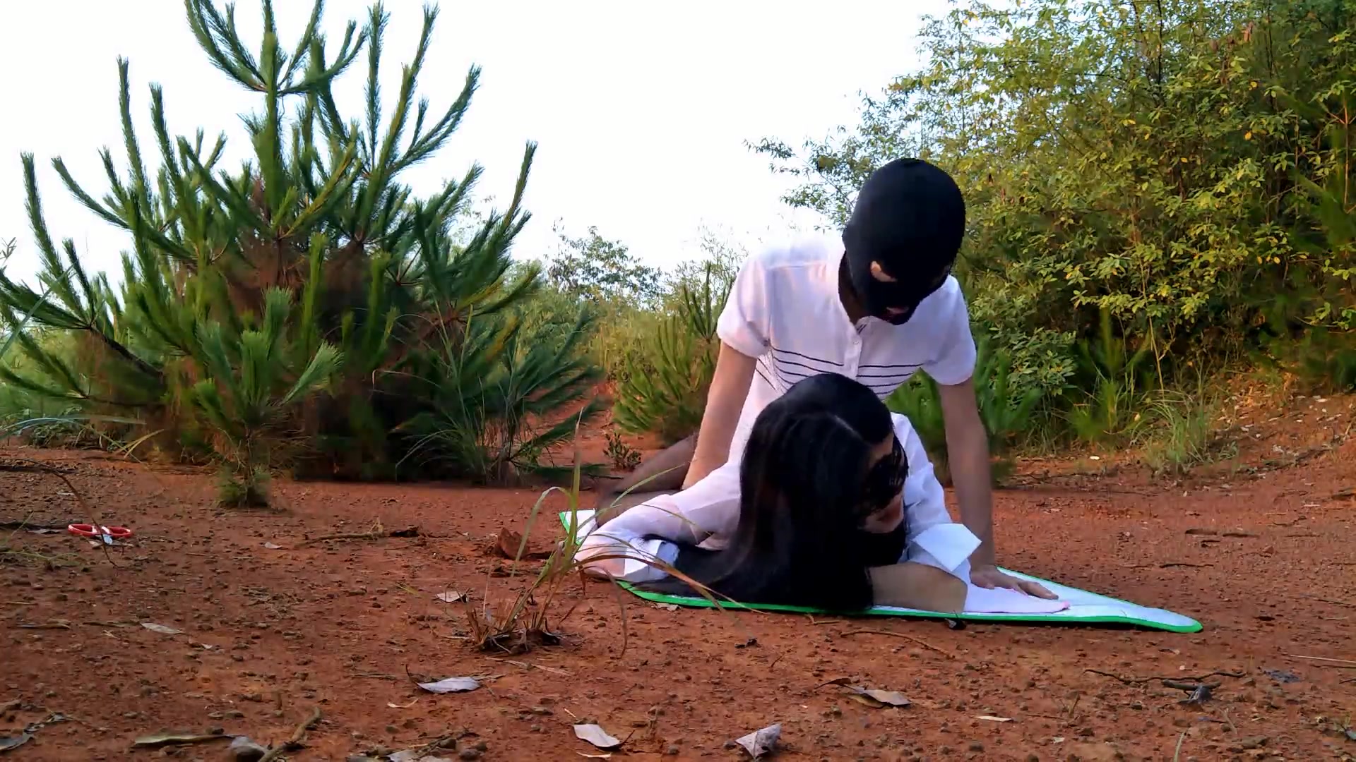 网络红人VV姐大清早穿着黑色蕾丝裤袜高跟和炮友乡下田间的丛林野战108P高清无水印