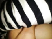 19岁天生白虎B嫩妹 玩手机时被干爹破处哭着说必须轻点 你一动我就感觉疼国语！