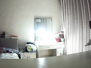 攝像頭監控偷拍樣子很騷的老婆要換上情趣自拍壹下再草逼