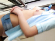 牛人冒充导演忽悠纯情大学女生拍丝袜制服写真逼逼来着月经流血对白有趣