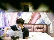 情趣酒店羽毛房偷拍爱美少妇和炮友吃完外卖化个妆再做爱男的还拿手机自拍留念