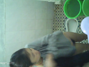 咸湿房东出租屋浴室偷拍年轻貌美美眉洗澡妹子真节约也不来点沐浴露