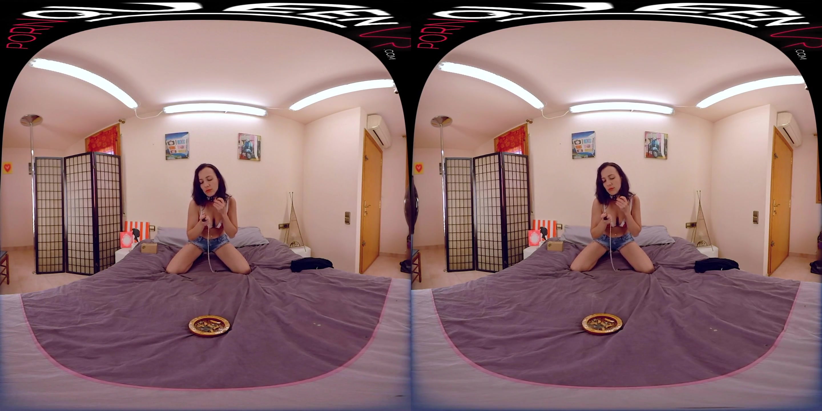 Mya Lorenn plays again with Virtual Reality