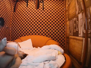 精品推荐-情趣房偷拍中年男约了位丰满气质的大奶少妇酒店迫不及待开操,干的相当激烈床上都快容不下他俩了!