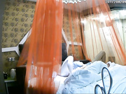 精品推荐-红帐房偷拍装饰公司短裤美女和同事外出宣传时偷偷开房,刚开始不让碰,软磨硬泡最终还是强上了她!