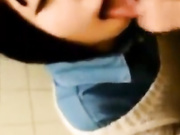 性感學生妹公共衛生間被陌生男子摳逼潮吹 最後射了一嘴