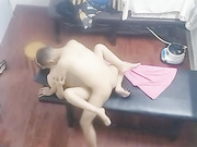 高手偷拍养生馆按摩房犀利大叔各种姿势草到女技师喊肚子疼也没有射还要撸普通话对白