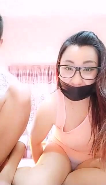 呻吟给力的41岁眼镜御姐型妈妈和长得有点老相的儿子乱伦啪啪这妈妈吃鸡巴的样子太骚了