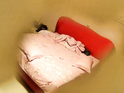 小旅馆大红床偷拍年轻小哥和女友轮流上位慢摇弄得床吱吱的响