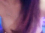 瞅着很眼熟的童颜大奶美眉撕破丝袜和粉丝炮友在KTV的沙发上啪啪