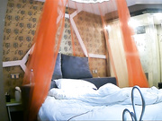 性感漂亮的牛仔短裤大学美女和校外情人酒店偷情,刚进房间就迫不及待的脱衣服,男说：等下操哭你.接连干了2次!