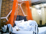 精品酒店偷拍穿着很性感的包臀短裙大学美女和男友酒店见面装矜持男的哄了一会还不让操,气的掀开短裙强干!