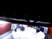 特色酒店白色圆床偷拍名牌包包的白嫩妹子被情郎骑着后人爆插