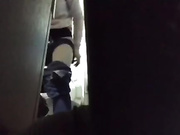 偷拍女同事嘘嘘逼毛很多