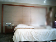 大老板欲望高涨会所点2个气质大波妹子玩双飞服务一流帝王享受干一个另一个自摸操的说亲爱的用力对白淫荡