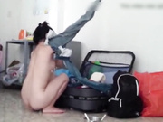 同居女友洗完澡出来找衣服穿趁她不注意用手机偷偷拍下