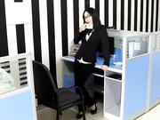 鸡年国外视频网站很火外貌非常淫骚的华裔美眉办公室被洋屌内射大屁股