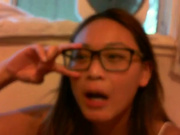 样子非常可爱的华裔眼镜美眉剪刀手被洋帅哥插无毛小肥逼幸好这洋屌不算粗大