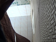 中午午休单位写字楼女厕偷窥妹子嘘嘘,财务姐姐一边打电话一边尿电话内容听的一清二楚