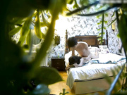 年轻水嫩的漂亮大学美女酒店被鸡鸡粗大的男友抱起来猛操后又趴在屁股上狂干内射,美女受不了呻吟惨叫