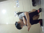 外站流出商场全景女厕偷拍红内裤美眉说那个冲厕所的太奇芭了