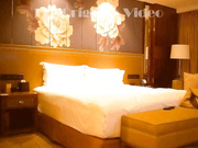 土豪大神高级酒店约身材性感漂亮的极品外围大胸美女,刚开操就受不了说：太长了,顶得好深,给我,太猛了我不要了!