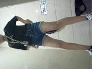 商场厕所全景偷拍 短牛仔粉内裤女店员 真是逼中极品