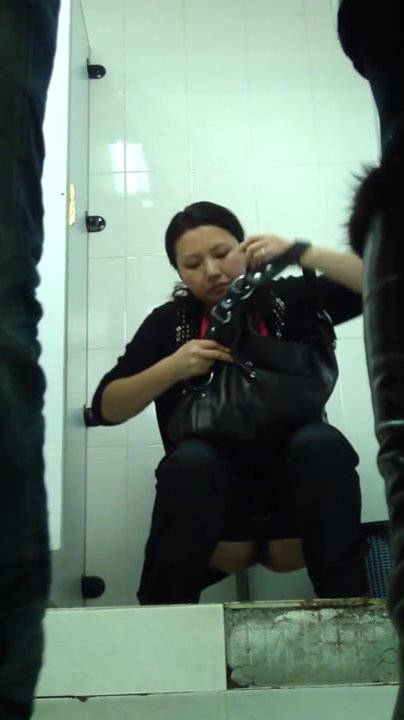 商场排队厕拍系列8 大眼睛的萌妹子一脸心事的样子