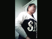 外站流出高校女厕近距离偷拍下课铃响妹子们排队嘘嘘