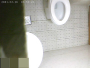 牛人手持身藏暗格偷拍 各种漂亮美女尿尿