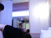 最新獨家流出視訊：小年輕在淫蕩女友雙嘴攻擊下速速繳械口爆