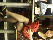 麦当劳里吃着汉堡的一极品黑丝长发美眉，看的老夫都“饿”了