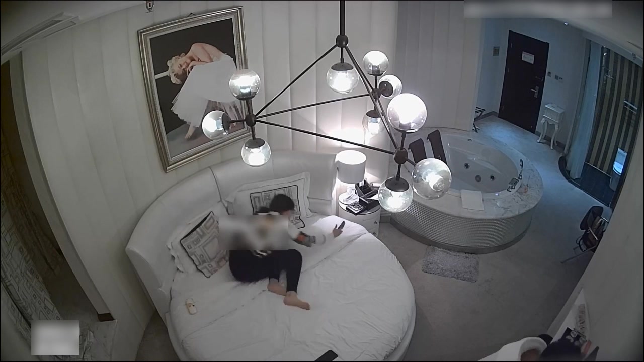 周末休息大学生情侣校外开房外表清纯眼镜妹很有江湖经验与男友探讨说屋里真没有监控嘛那个是啥对白清晰