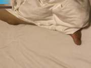 长相很甜美小姐姐在车上就被迷倒到旅馆里被脱得精光摆弄姿势玩弄