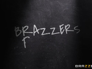 教室里操穿黑色情趣内衣的淫荡女教师